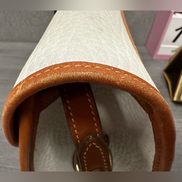 Vintage Dooney Bourke Leather White Essex Shoulder Bag Brass Hardware Tan Trim - Picture 6 of 17